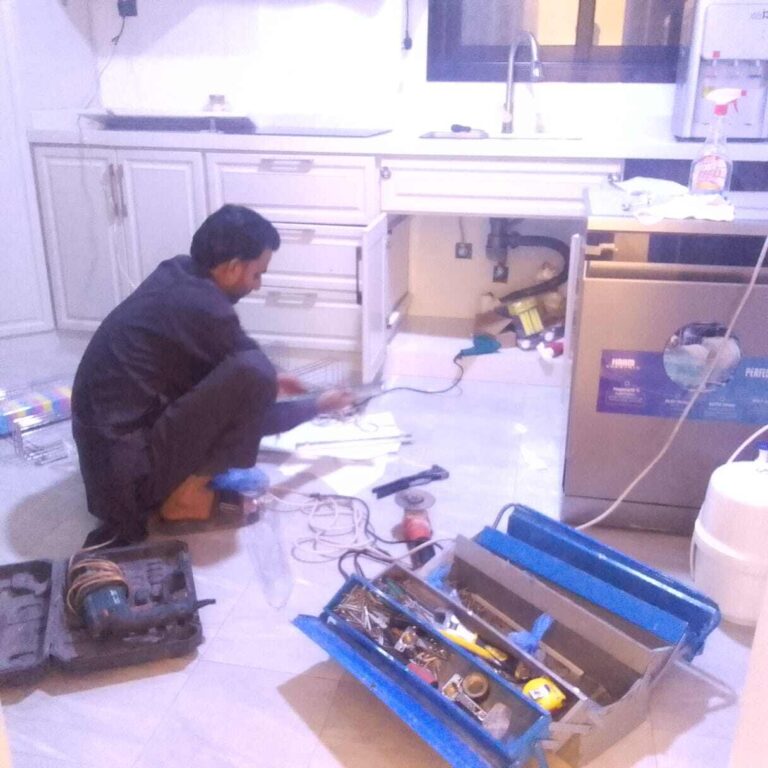فني مطابخ ألمنيوم متخصص يعمل على تركيب مطبخ في منزل بالرياض